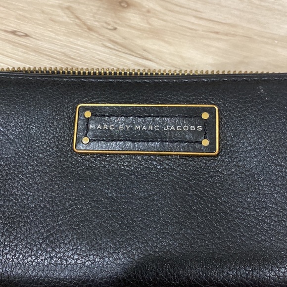 Marc Jacobs Wallet | Black Pebbled Leather Look | Gold Hardware - Picture 2 of 6